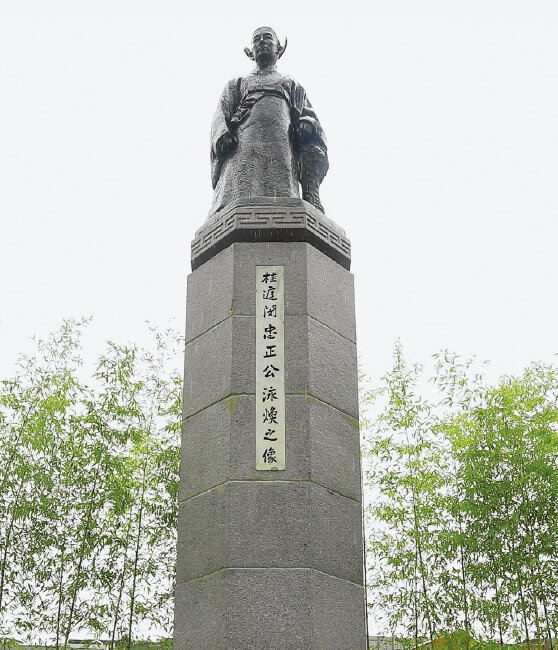 서울 서대문구 충정로사거리 교통섬으로 이전한 충정공 민영환 선생 동상. [사진 제공 · 서대문구]