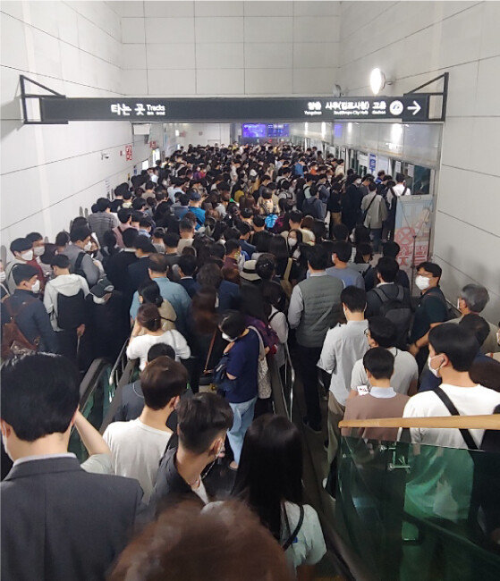 출근 시간 혼잡한 ‘김포골드라인’의 김포공항역. 김포골드라인의 출퇴근 시간 열차 혼잡도는 285%에 달한다. [독자 제공]