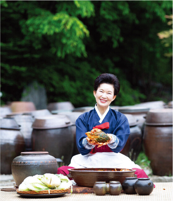 봄 햇살이 쏟아지는 날 봄김장을 하고 있는 이하연 김치 명인. [지호영 기자]