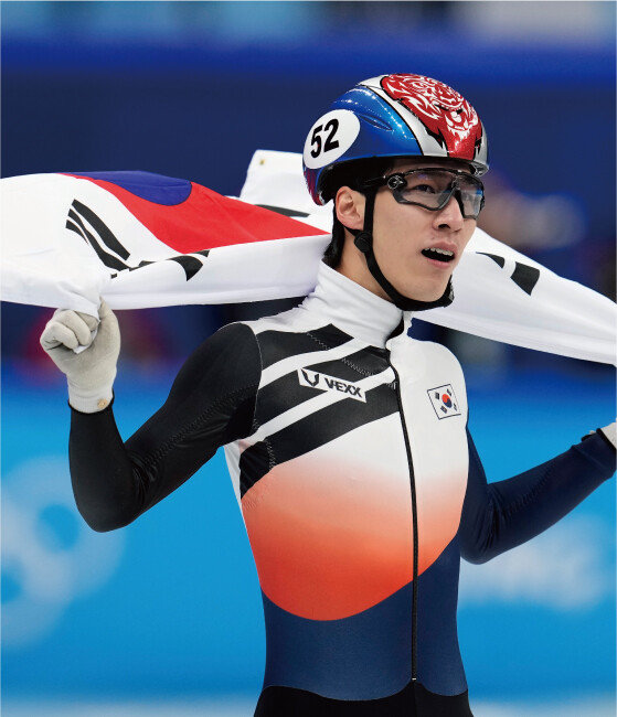 황대헌이 쇼트트랙 남자 1500m에서 금메달을 따낸 후 환호하고 있다. [뉴시스]