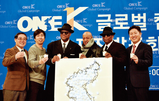 세계 팝 거장 지미 잼(왼쪽 3번째) 엔 테리루이스(왼쪽 5번째)와 디즈니가 사랑하는 가수 피보브라이슨(왼쪽 4번째)이 One K 글로벌캠페인 송 제작발표회에서 기념 촬영을 하고 있다. [GPF]