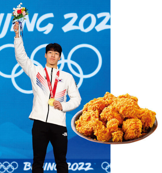 베이징 겨울올림픽 남자 쇼트트랙 1500m 메달 세리머니에서 금메달을 목에 건 황대헌 선수. 윤홍근 회장은 황 선수에게 평생 치킨 제공을 약속했다. [뉴시스, 사진 제공 ·BBQ]