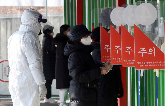 겨울 은 독감 바이러스 에 유리 하고 사람 에 불리한 기후 라 독감 이 쉽게 퍼지고 증상 도 심하다