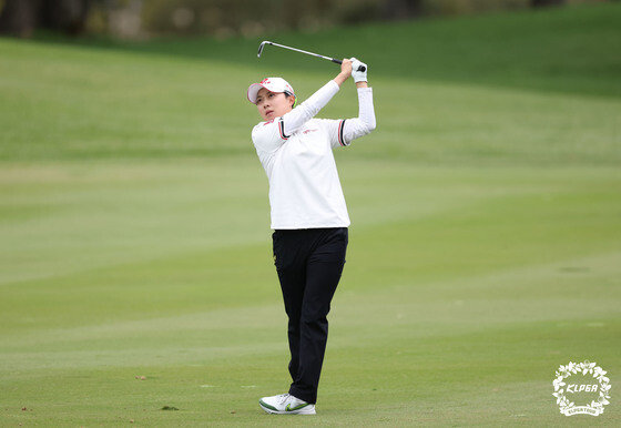 6-under par Hyo-Joo Kim, tied for 2nd by 2-strokes on Day 1 of the LPGA Pelican Championship