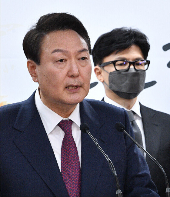 당선인 신분이던 윤석열 대통령이 4월 13일 서울 종로구 통의동 대통령직인수위원회 브리핑룸에서 2차 국무위원 후보 및 대통령 비서실장 인선 발표를 하고 있다. 오른쪽은 한동훈 법무부 장관(당시 사법연수원 부원장). [뉴스1]