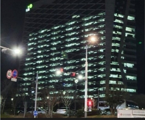3월 9일 한국토지주택공사(LH) 본사 압수수색 전날 온라인 커뮤니티에는 ‘실시간 진주 LH본사 전경’이라는 제목의 불 켜진 LH 본사 사옥 사진이 급속도로 확산됐다. [온라인 커뮤니티]