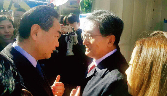 10월 29일 베이징 궁런운동장에서 열린 중국 외교부 주최 국제바자회에서 왕이 중국 외교부장(왼쪽)이 노영민 신임 주중 한국대사와 인사를 하고 있다.[동아DB]