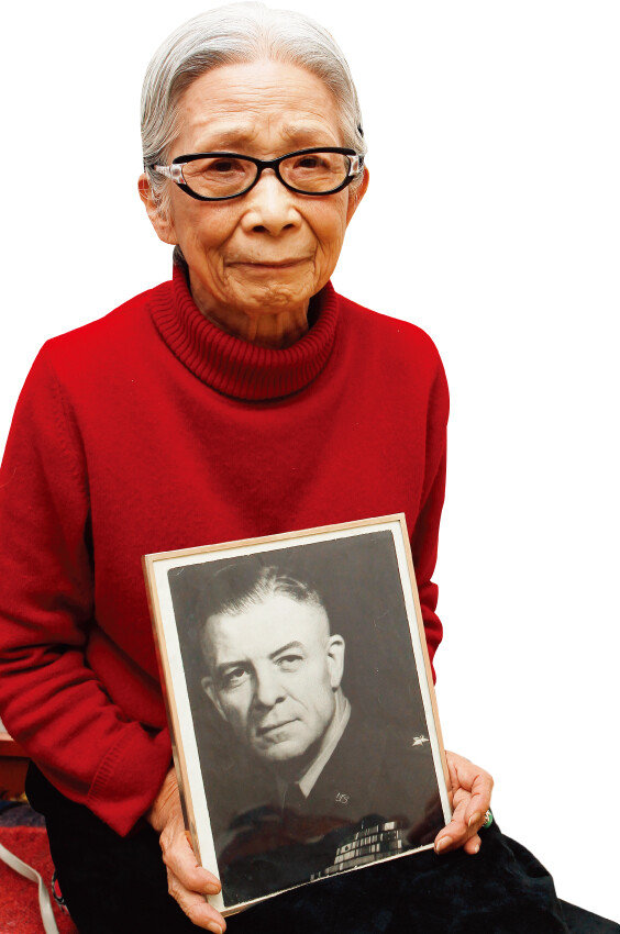 2011년 4월 서울 한남동 자택에서 남편 사진을 들고 있는 생전의 한묘숙 여사. [김형우 기자]