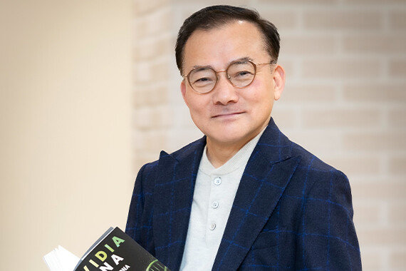 “젠슨 황, 뚜렷한 비전 제시하고<br> 밀어붙여… 산업 진화 방향 읽는<br> 탁월한 기업가”
