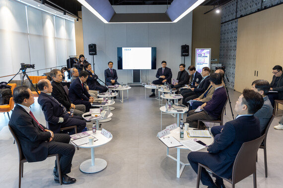 “북미 정상회담 성과내기 어려워” <br>전문가 15인 “내년 안보 키워드는 자강”