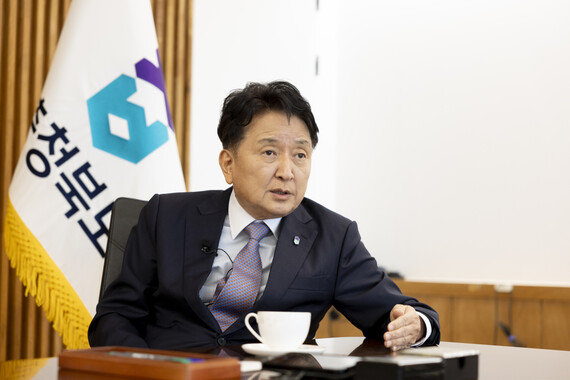 “돈 구걸하는 통합은 가라…<br>충북은 자강(自强)한다”