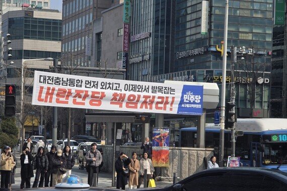 “그야말로 대충 통합 아닌가” vs <br> “그래도 통합해야 나아져”