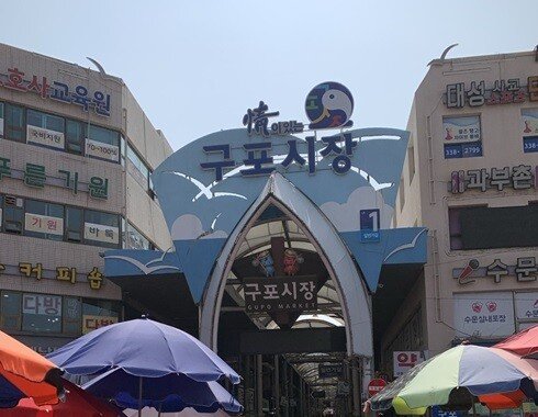 “박 시장 한 게 뭐 있노” vs<br> “전재수는 의혹 때문에 찝찝”