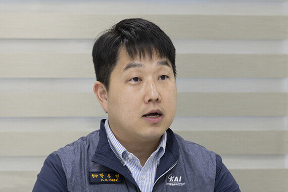 “KF-21 넘어 우주로…<br>항공기·위성 묶음 수출 꿈꾼다” 