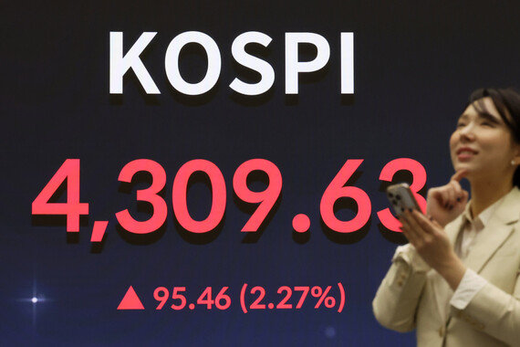 코스피 사상 첫 4300선 돌파… <br>삼성전자·하이닉스 동반 신고가
