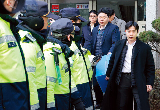 김병기 아내 업무추진비 유용 의혹… 동작구의회 정회 4분 후 낙짓집서 결제