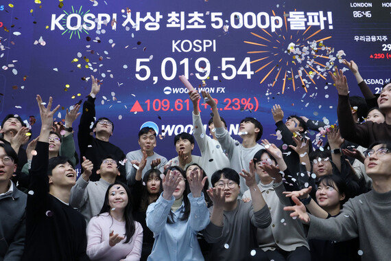 역사적 코스피 5000 달성 <br>예금·코인 깨고 증시로 ‘머니 무브’