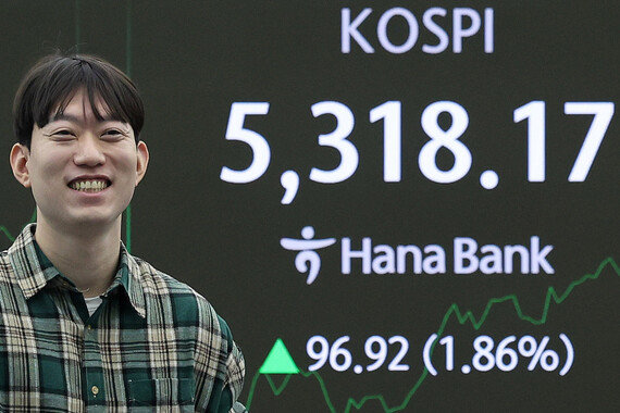 파죽지세 코스피 장중 5300 돌파… ‘16만 전자’ 두고 엇갈린 투심