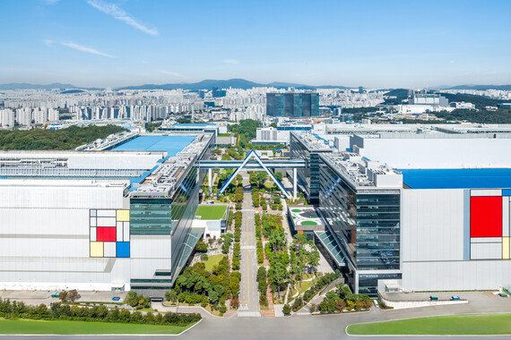 삼성전자만 6조 원 샀다… <br>개미들 역대급 매수로 코스피 견인