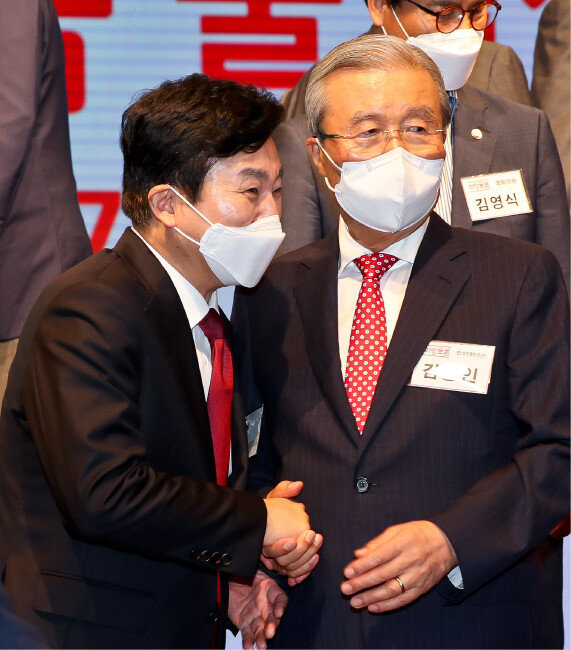 7월 7일 서울 영등포구 중소기업회관에서 열린 원희룡 제주지사 지지 모임 ‘희망오름’ 출범식에서 김종인 전 국민의힘 비상대책위원장(오른쪽)과 원 지사가 이야기를 나누고 있다. [안철민 동아일보 기자]