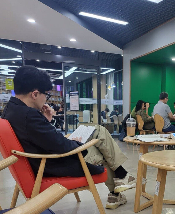 한동훈 전 국민의힘 비상대책위원장이 5월 11일 양재도서관에서 책을 읽고 있다. [디시인사이드]