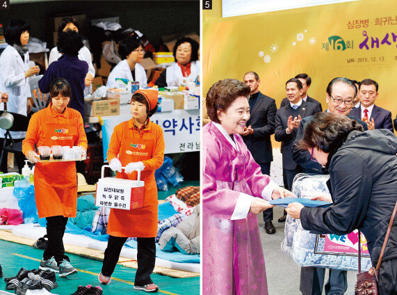 4. 세월호 사고 당시 진도군 실내체육관에서 무료급식 자원봉사 
5. 제16회 새생명 사랑의 콘서트에서 장길자 위러브유 회장과 국민배우 이순재 씨가 수혜가정에  수혜증서를 전달하고 있다.