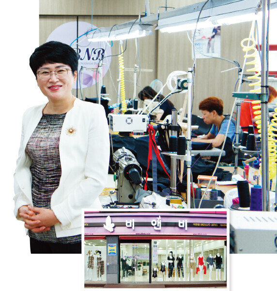 공장을 찾은 최남숙 대표(왼쪽)과 백송근비앤비 매장.[사진 제공  백송근비앤비(주)]