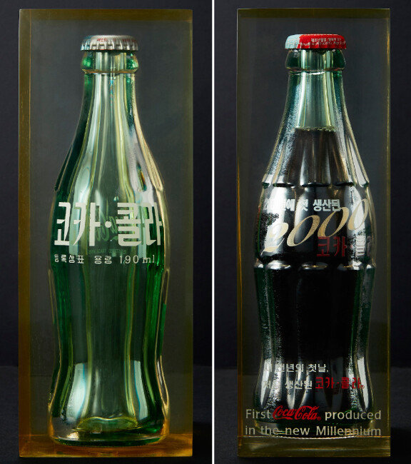 2000년 밀레니엄을 기념해 제작된 코카콜라. 
유리병에 2000이라는 숫자와 ‘새천년의 첫날, 처음 생산된 코카콜라’라는 문장이 쓰여 있다. 
