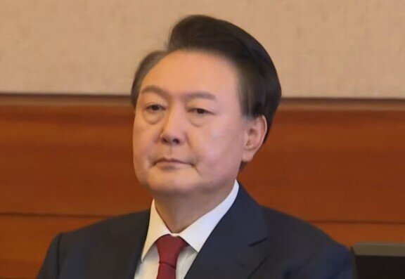 윤석열 대통령이 1월 21일 오후 2시 서울 종로구 헌법재판소 대심판정에서 열린 3차 변론에 출석해 발언을 준비하고 있다. [유튜브 채널 채널A 캡처]