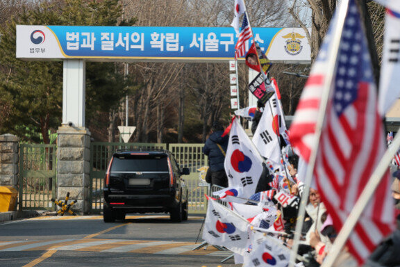 대검찰청이 윤석열 대통령의 구속취소 청구를 인용한 법원 판단을 수용해 석방 지휘를 지시한 가운데 8일 경기 의왕시 서울구치소에서 대통령 경호처 차량이 정문으로 들어가고 있다. [뉴스1]