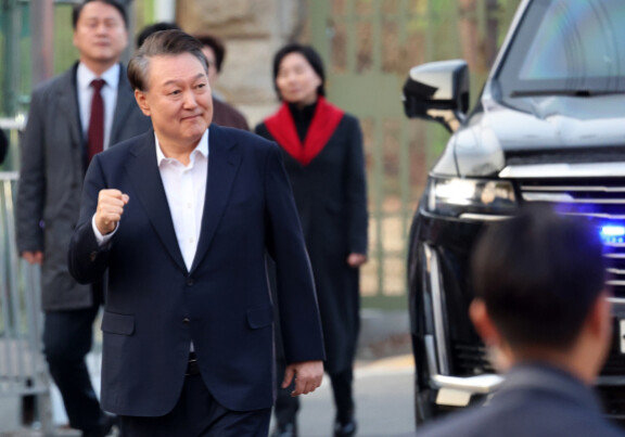 법원의 구속취소 청구 인용으로 석방된 윤석열 대통령이 8일 오후 경기 의왕시 서울구치소를 빠져나오며 지지자들에게 인사하고 있다. 윤 대통령은 내란 우두머리 혐의로 지난 1월 26일 구속기소 된 지 41일 만, 1월 15일 체포된 후 52일 만에 자유의 몸이 됐다. [뉴스1]