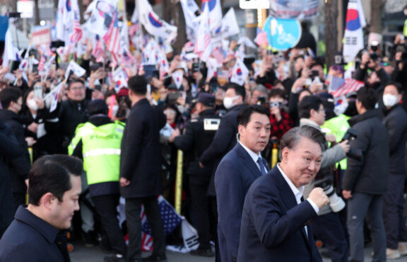 법원의 구속취소 청구 인용으로 석방된 윤석열 대통령이 8일 오후 서울 용산구 한남동 대통령 관저 앞 지지자들에게 인사하고 있다.  [뉴스1]