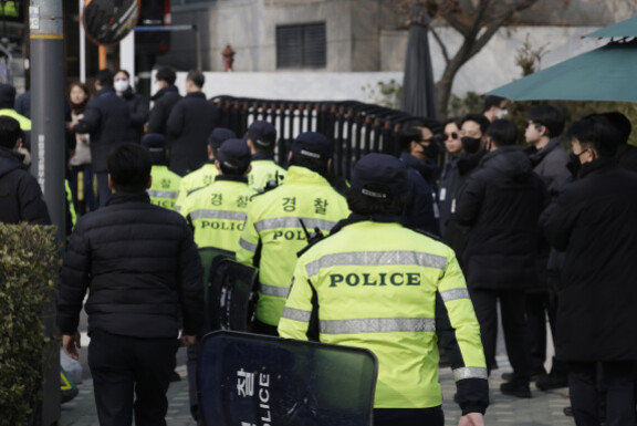 법원이 윤석열 대통령의 구속취소 청구를 인용한 7일 서울 용산구 한남동 대통령 관저 인근에 경찰이 배치되고 있다. [뉴시스]
