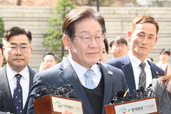 이재명 더불어민주당 대표(가운데)가 3월 26일 서울 서초구 서울고등법원에서 열린 공직선거법 위반 혐의 항소심 선고 공판에 출석하고 있다.  [뉴스1]