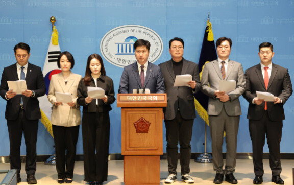 전용기 더불어민주당 의원, 이수영 더불어민주당 의원, 이주영 개혁신당 의원, 우재준 국민의힘 의원, 천하람 개혁신당 대표 권한다행, 장철민 더불어민주당 의원, 김재섭 국민의힘 의원(왼쪽부터) 등 '더 나은 연금개혁을 요구하는 국회의원' 여야 의원 7명이 3월 23일 서울 여의도 국회 소통관에서 연금개정안 관련 기자회견을 하고 있다. 동아DB