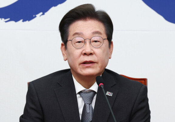이재명 더불어민주당 대표가 4일 서울 여의도 국회에서 헌법재판소의 윤석열 대통령 파면 결정에 대한 입장을 밝히고 있다. 뉴스1 