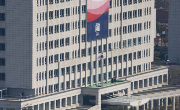 4일 헌법재판소의 윤석열 대통령에 대한 파면 선고 이후 대통령실 관계자들이 봉황기를 내리고 있다. 뉴스1