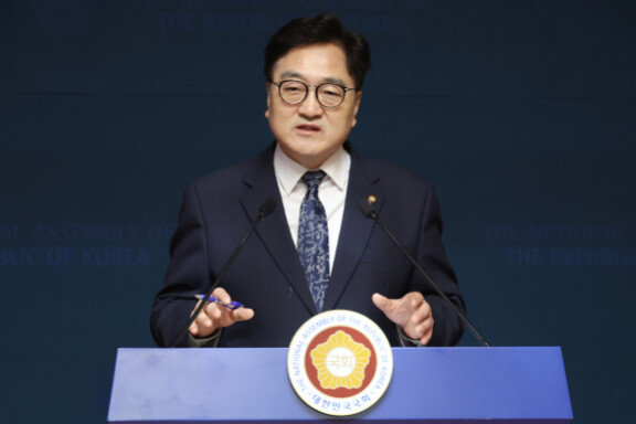 우원식 국회의장이 4월 6일 오후 서울 여의도 국회 사랑재에서 개헌 관련 기자회견을 하고 있다. 뉴스1 