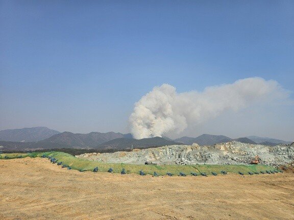 삼호개발 공사 현장에서 본사로 보고한 사진들. 산불 연기로 가득한 영양평해국도 건설 현장(위)과 김해사이언스 단지 건설현장에서 촬영한 산불 모습. 삼호개발