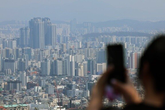 윤석열 정부가 ‘부동산 정상화’를 목표로 추진하던 정책들은 윤 전 대통령 탄핵으로 모두 ‘시계 제로’ 상황에 놓였다. 사진은 서울 남산에서 바라본 아파트 단지 모습. 뉴스1