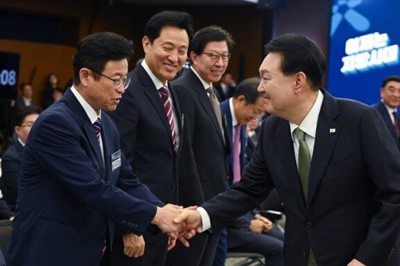 2023년 9월 14일 부산 남구 부산국제금융센터에서 열린 지방시대 선포식에서 윤석열 당시 대통령과 이철우 경북지사가 악수하고 있다. 대통령실