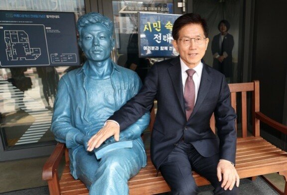 김문수 전 고용노동부 장관이 4월 10일 오전 서울 종로구 청계천로 전태일기념관을 찾아 전태일 동상을 둘러보고 있다. 뉴스1