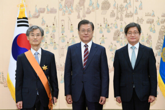 문재인 전 대통령이 2020년 5월 22일 청와대에서 두 달 전 퇴임한 조희대 전 대법관(왼쪽)에게 훈장을 수여한 뒤 김명수 대법원장(오른쪽)과 함께 기념 촬영을 하고 있다. 청와대사진기자단