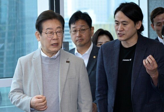 4월 14일 이재명 전 더불어민주당 대표가 서울 강남구 퓨리오사AI에서 백준호 퓨리오사AI 대표와 대화하며 이동하고 있다. 뉴시스 