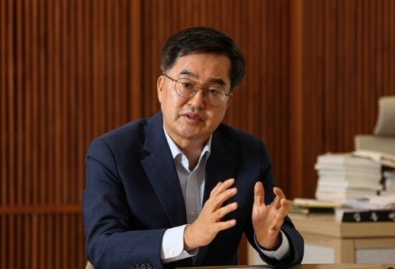 김동연 경기지사는 4월 15일 ‘신동아’ 인터뷰에서 “국민적 에너지를 결집해 ‘대한민국의 대전환’을 이루겠다”고 밝혔다. 동아DB