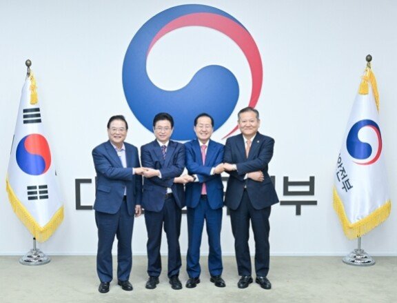 2026년 ‘대구경북특별시’ 출범을 위해 4개 관계 기관장들이 지난해 10월 21일 행정안전부 국무위원대기실에서 공동합의문 서명식을 치렀다. 이상민 행정안전부 장관, 홍준표 대구광역시장, 이철우 경북도지사, 우동기 지방시대위원장(오른쪽부터). 대구시