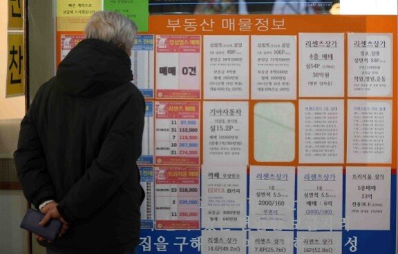 2월 말 서울 송파구 아파트 단지 상가 내 공인중개사 사무소에 매물이 안내되고 있다. 서울시의 토지거래허가구역 해제 이후 잠실·삼성·대치·청담(이른바 잠삼대청) 아파트 가격이 가파르게 상승했다. 뉴시스