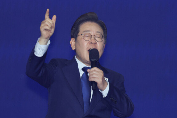 이재명 더불어민주당 대선후보가 4월 27일 경기 고양시 킨텍스에서 열린 수도권·강원·제주 순회 경선에서 최종 후보로 선출된 뒤 수락 연설을 하고 있다. 뉴스1