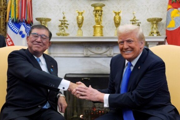 이시바 시게루(왼쪽) 일본 총리와 도널드 트럼프 미국 대통령이 2월 7일(현지 시간) 백악관 집무실에서 회담하면서 악수하고 있다. AP/뉴시스