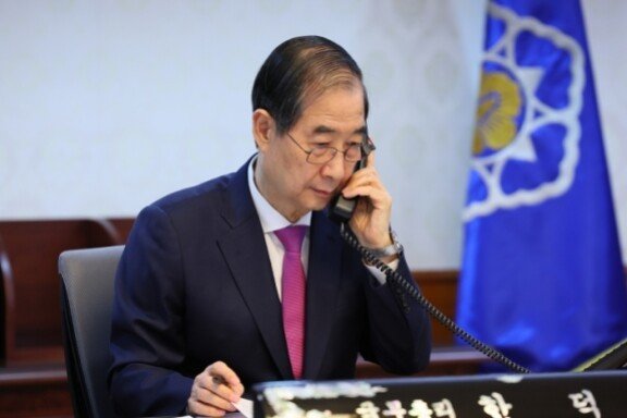 한덕수 대통령 권한대행 겸 국무총리가 4월 8일 정부서울청사에서 도널드 트럼프 미국 대통령과 통화하고 있다. 국무총리실